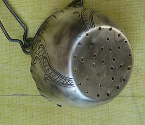 Ancienne soupoudreuse à sucre en métal argenté, art de la table, diamètre 5 cm - Imagen 1 de 1