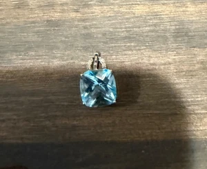 ¿Topacio azul/aguamarina tono plata? Colgante cuadrado de moissanita, sin cadena. - Imagen 1 de 5