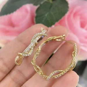 Aretes tipo argolla Huggie de diamantes simulados de corte redondo de 2 quilates enchapados en oro amarillo de 14 k - Imagen 1 de 4