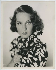 Cinéma. Actrice américaine à identifier pointant un revolver. - Imagen 1 de 1