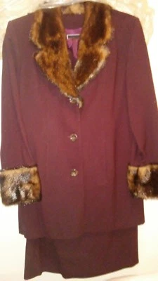 Chaqueta Falda Terry Lewis Clásica Luxeries 2P Traje de Vino Borde de Piel Sintética Pequeña Nueva con Etiquetas Foto 1 de 4