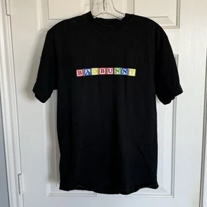 LICENCIA ORIGINAL Bad Bunny YHLQMDLG Blocks Tour Concierto Camisa Mercancía Negra Pequeña - Imagen 1 de 4
