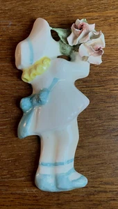 Vintage 1960 Porzellan Waschtisch Ornament Mädchen mit Haube und Blumen 5 Zoll groß - Bild 1 von 5