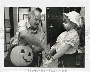 1983 Press Photo Robert Miller gives Eloisa Porras candy on Halloween.