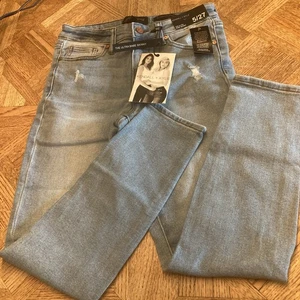 NWT Kendall & Kylie Women's Juniors Denim Blue Jeans Skinny (5/27 ) Distressed - Picture 1 of 16
