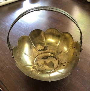 Cesta de latón vintage decoración borde festoneado - Imagen 1 de 6