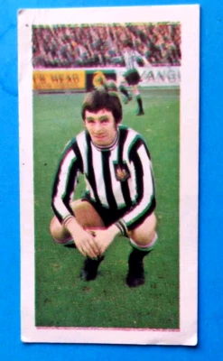 DAVID CRAIG NEWCASTLE AND NORTHERN IRELAND 1973 BARRATT SOCCER STARS CARD No 24 - Image 1 of 2