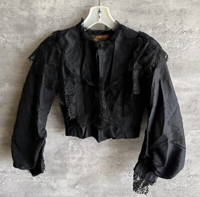 Antigua blusa victoriana de encaje floral deshuesada delicada de seda negra auténtica de la década de 1890 Foto 1 de 4