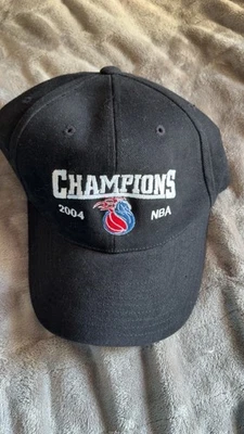 Campeones de la NBA Detroit Pistons 2004 sombrero con correa negra con pegatina debajo del ala Foto 1 de 4