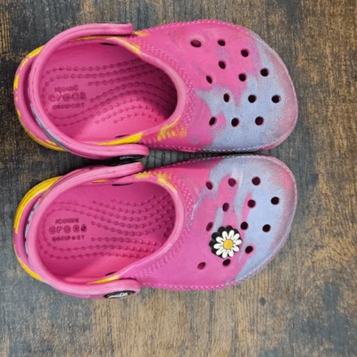 Crocs Pink Tie Dye púrpura amarillo flor margarita horca niños talla 6 Foto 1 de 4