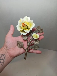 Hermosos tallos de metal vintage de porcelana Capodimont Italia rosas amarillas blancas - Imagen 1 de 5