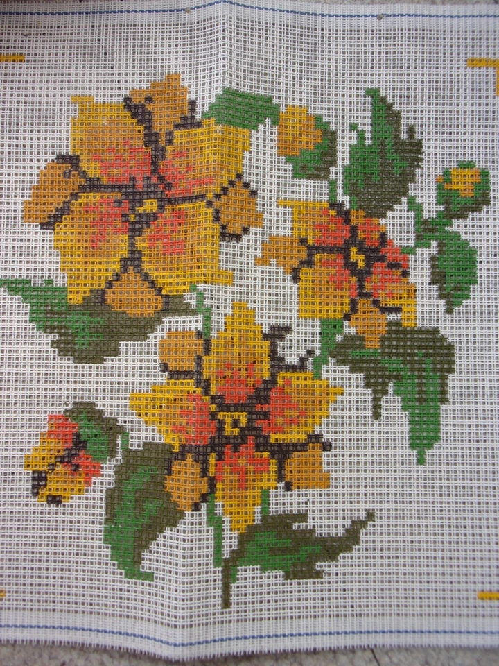 CANEVAS GROS TROUS A BRODER LAINE POUR COUSSIN DES FLEURS N° 39 / 40  x 40 cm - Photo 1/1