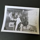 Vintage Schnappschuss Foto Mädchen in Lockenwicklern Weihnachtsgeschenke Barbie's Traumhaus Baum