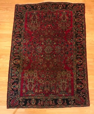 Tapete Sarouk tradicional antigo com nós à mão tamanho: 3' 8" x 5'3" vermelho por volta de 1920 - Imagem 1 de 4