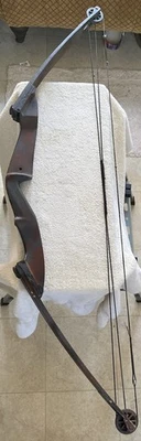 Arco compuesto de caza Fred Bear Brown Bear pintado camuflaje Foto 1 de 4