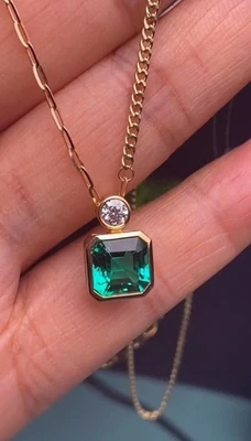 Cadena colgante para mujer Asscher corte simulado verde esmeralda chapada en oro amarillo de 14 k Foto 1 de 4