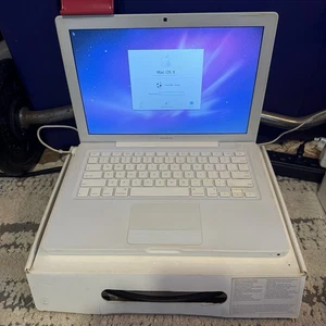 Laptop Apple MacBook A1181 13" - MB062LL/A (Mayo, 2007) - Imagen 1 de 12