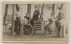 CDV 1890-1900. Groupe de femmes. Jeu du tonneau. Musique. Tennis. Vélo. - Picture 1 of 1