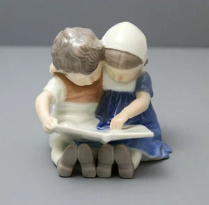 Vintage B&G Bing And Grondahl Children Reading A Book Figurine #1567 Signed OT - Picture 1 of 6