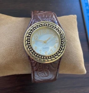 Vintage Avon Women’s Watch Gold Tone Brown Open Cuff Band Western - New Battery - Bild 1 von 4