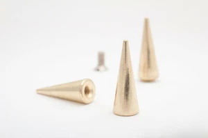 Borsa di 20 punte a cono 28 mm ottone con fondello a vite, borchie pelletteria e punte - Foto 1 di 2