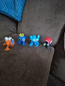Paquete de 4 mini figuras sueltas Roblox RAINBOW FRIENDS NARANJA VERDE 2 azules - Imagen 1 de 8