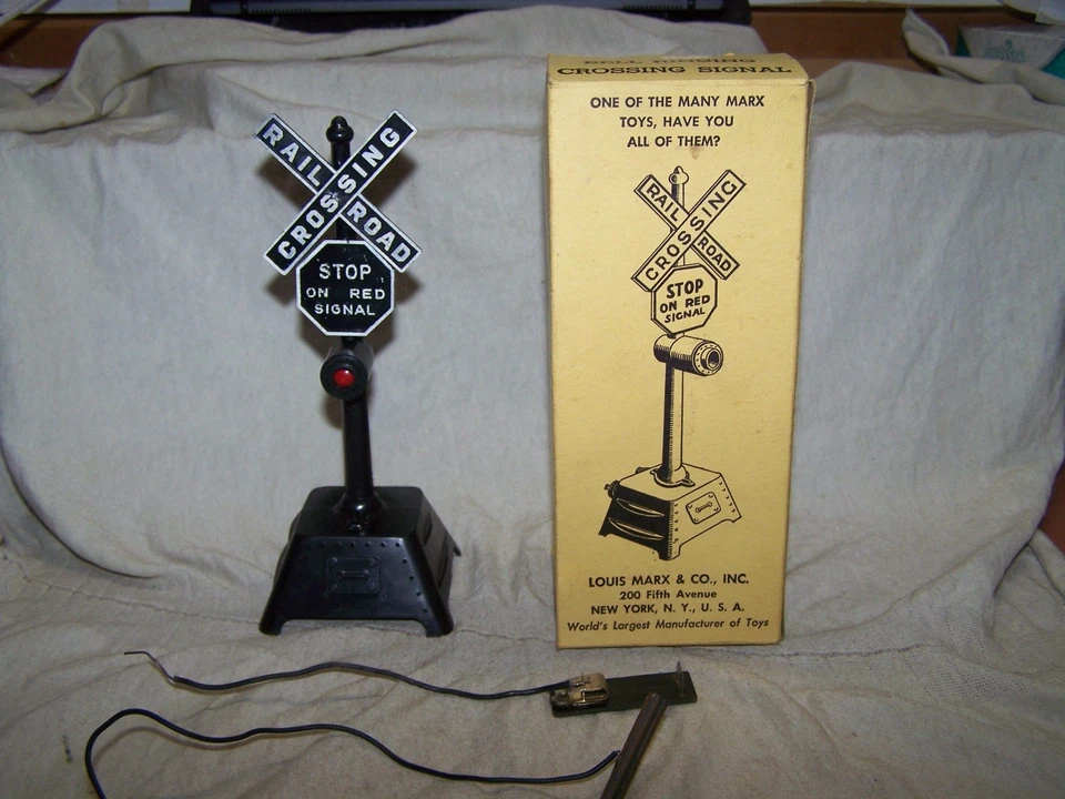 Marx #417 O Gauge Bell Ringing Crossing Signal with Box - Image 1 of 4