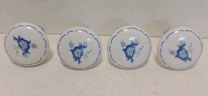 Juego de 4 perillas de cajón de cerámica vintage de porcelana blanca floral azul - Imagen 1 de 4