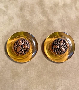 2 antike Vintage APFELSAFT Bernstein Bakelit Knöpfe mit Metallrand 1,75" - Bild 1 von 9