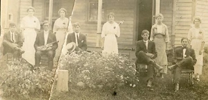 VIOLÍN ANTIGUO VINTAGE FAMILIA AMIGOS VIUDA? FOTO ANTIGUA RPPC artística de una sola dama - Imagen 1 de 6