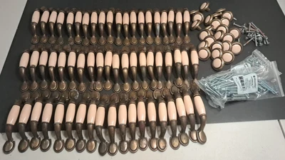 Lote de 59 tiradores de cajón Amerock FI-3866 y 25 perillas 63857-10 crema vintage Foto 1 de 4