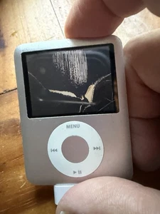 Apple iPod Nano 3rd Generation SILVER 4GB BROKEN - Picture 1 of 4