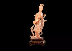 Eine Elegante Hartstein /- Figur der Xiwangmu, Pfirsich Chalcedon, China 20. Jh. - Bild 1 von 8