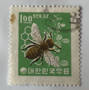 1963 KOREA 1 WON STAMP #377, EUROPEAN HONEYBEE, HONEYCOMB, CLOVER - Picture 1 of 2