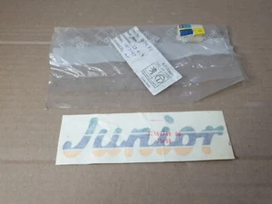Vecchio stock Adesivo Decalcomania Originale Peugeot 205 Junior 8659F8 - Foto 1 di 5
