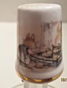 1981 JILL BARLEM ROYAL DOULTON 'Clover Toasting Bread 'WINTER Porcelain THIMBLE - Picture 1 of 4