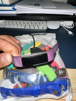 Rastreador de actividad física Fitbit Alta con monitor de ritmo cardíaco FB408 LOTES DE BANDAS Foto 1 de 3