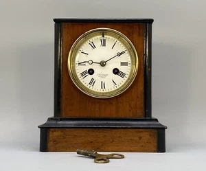 KLEINE EBONISIERTE KAMINUHR AUS MAHAGONI MIT GEHÄUSE J.W. BENSON 8-TAGE GLOCKENSPIEL ANFANG 20. JAHRHUNDERT - Bild 1 von 13