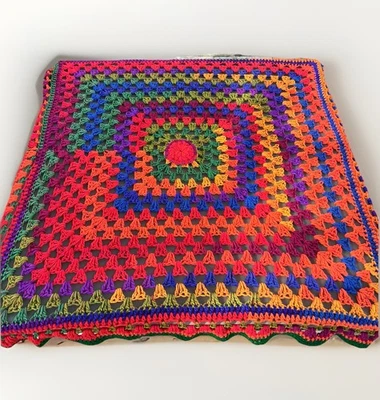 Manta afgana cuadrada de ganchillo hecha a mano colorida retro 4’ X 4’ de colección Foto 1 de 4