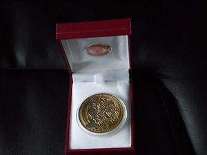 MANCHESTER UNITED 1952 DIVISION 1 - LEAGUE CHAMPIONS MEDAL - RED BOX AND CREST - Picture 1 of 2