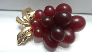 Vintage Molded Plastic Gold Tone Bunch of Grapes Brooch - Picture 1 of 4