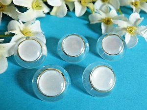 283B SPLENDIDES BOUTONS " CRISTAL " TRANSLUCIDE BLANC DORÉ LOT 5 BOUTONS EP 1970 - Imagen 1 de 4