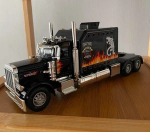 1:24 Peterbilt 389 Heavy Duty Semi Truck Diecast Collectible with Sound & Lights - Picture 1 of 8