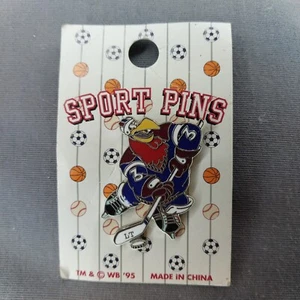 Foghorn Leghorn 1995 Hockey WB Looney Toons Sport Pins Lapel Hat Jacket Pin NOS - Picture 1 of 2