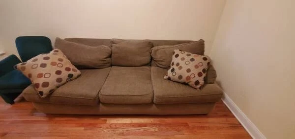 Sofá con 3 cojines, 5 almohadas, buen estado, sofá - marrón Foto 1 de 2