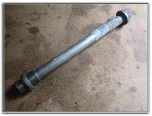 04 05 SUZUKI GSXR600 GSXR 600 brazo oscilante perno brazo oscilante pivote - Imagen 1 de 3