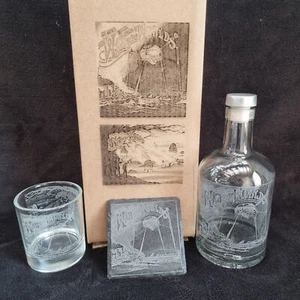 The War of the Worlds decanter glass box sets can be personalised - Picture 1 of 13