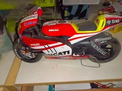 DUCATI VALENTINO ROSSI 46 SCALA 1:6 MISURE 17 X 5 CM. CIRCA - Immagine 1 di 4