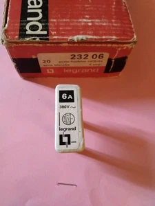 Legrand Porzellan Sicherung 6 Ampere Stifte Ø 6 mm Abstand 2 cm  - Bild 1 von 2