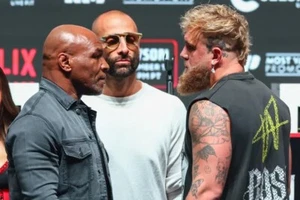MIKE TYSON VS JAKE PAUL FIGHT - 4x6 Glossy Printed photo - Picture 1 of 1